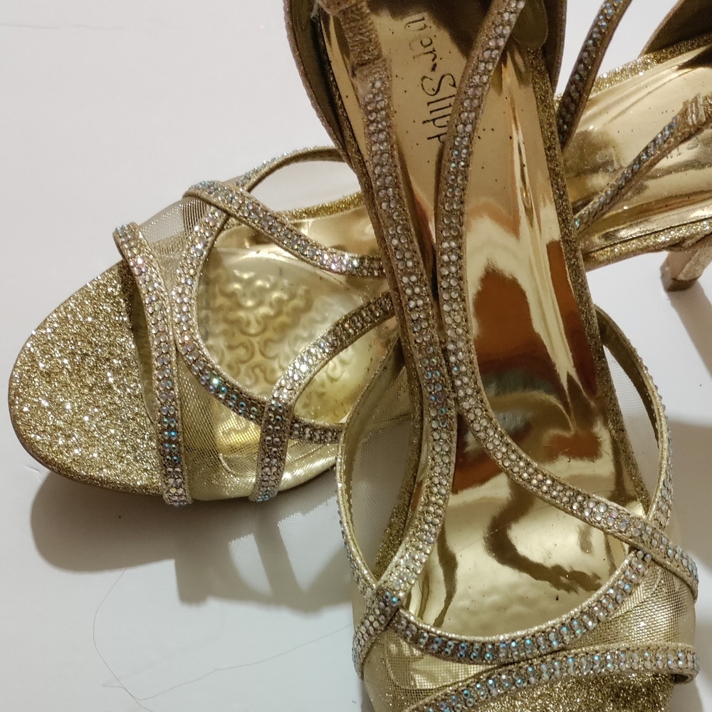 Elegant Gold Strappy HeelsSize 8.5. 3.5 inches Tall.